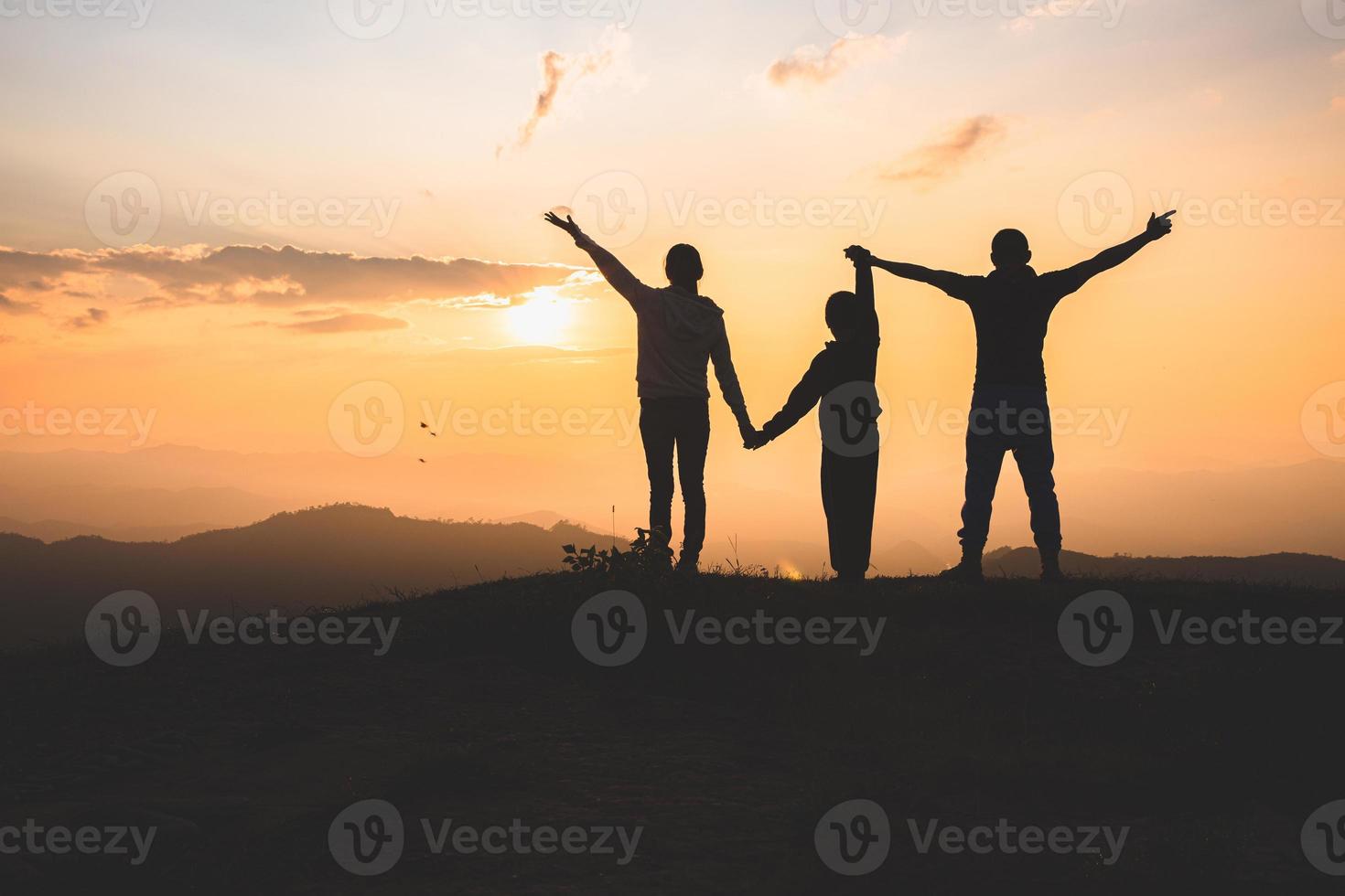 Paaszondag concept. silhouet van familie bidden tot god op herfst zonsopgang achtergrond. foto