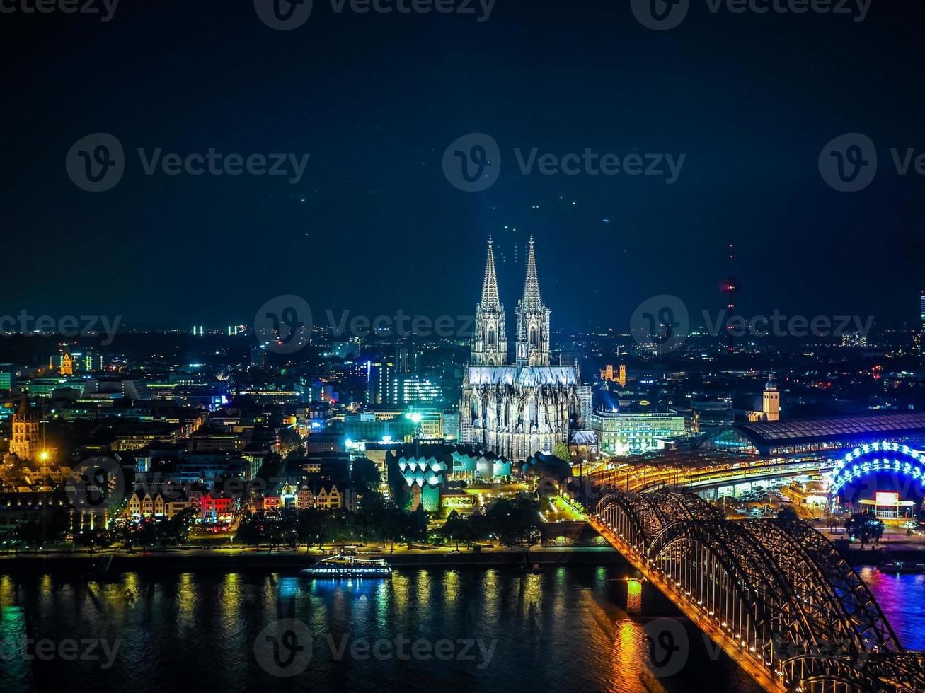 hdr luchtfoto nacht uitzicht op st peter kathedraal en hohenzollern bri foto