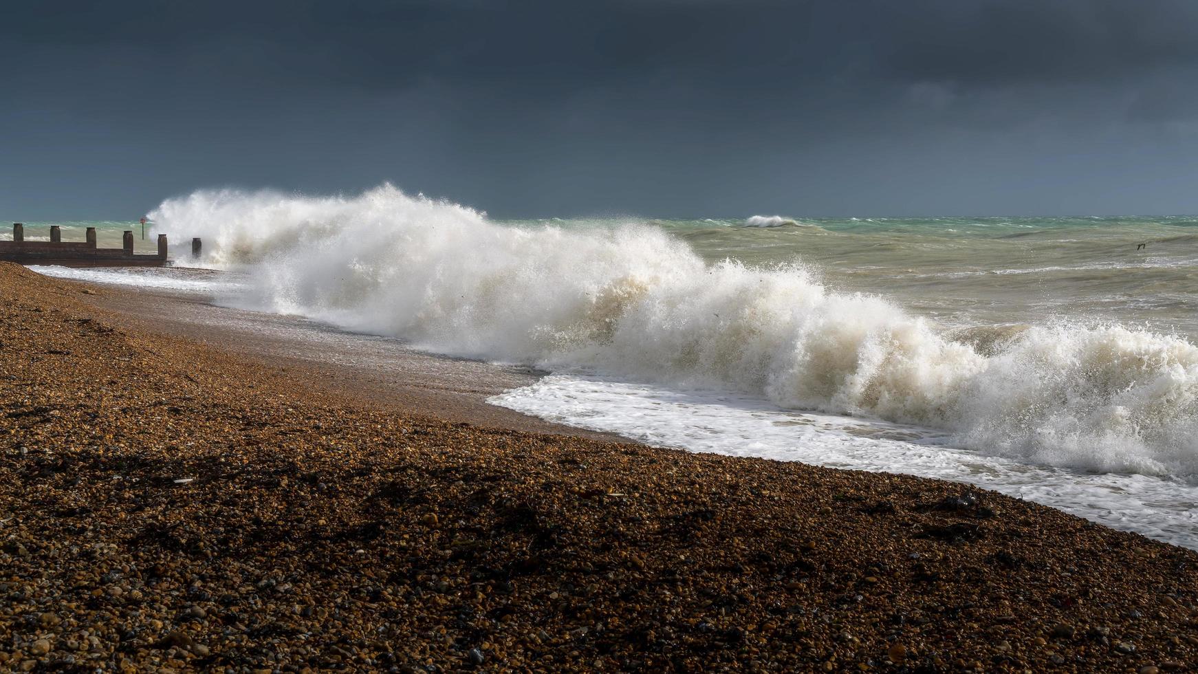 staart einde van storm Brian racet langs de kust van Eastbourne in East Sussex op 21 oktober 2017 foto