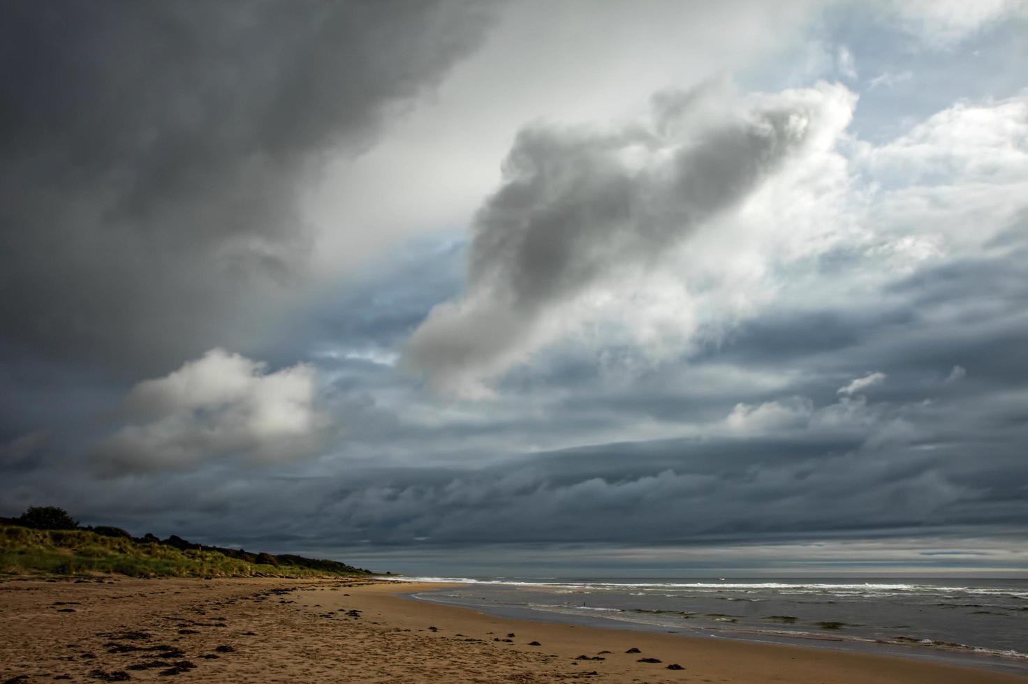 storm die over de monding van Alnmouth raast foto