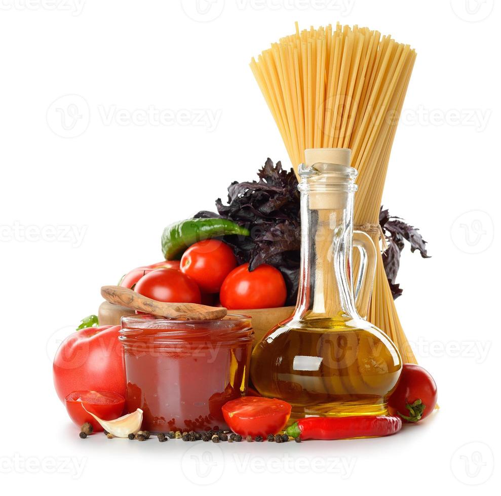 verse groenten, olijfolie en tomatensaus foto