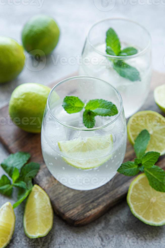 ijskoude limonade met verse limoen en sap foto