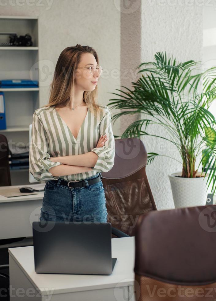 jonge vrouw die op een computer werkt foto