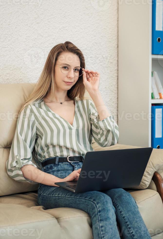 jonge vrouw die op een computer werkt foto