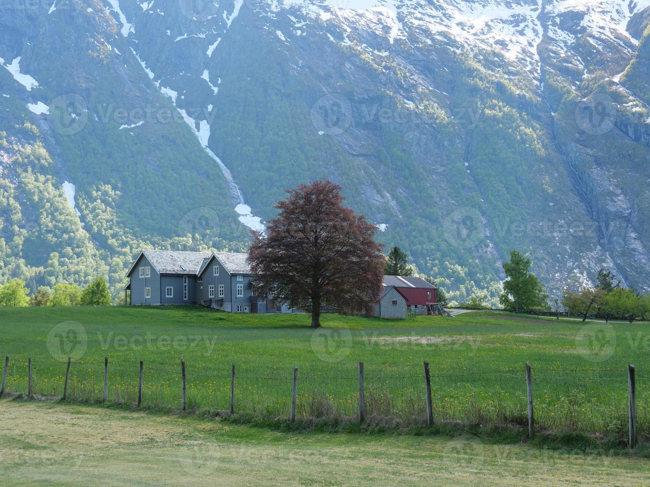 het kleine dorpje eidfjord in de noorse hardangerfjord foto