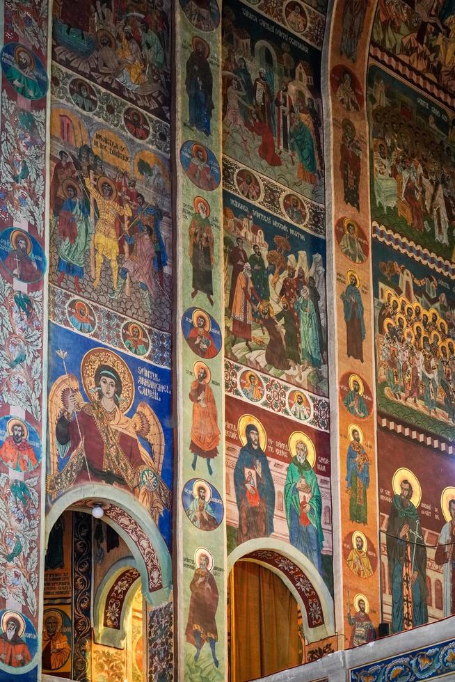 decoratief binnenaanzicht van de Hemelvaartkathedraal in Targu Mures Transsylvanië Roemenië op 17 september 2018 foto