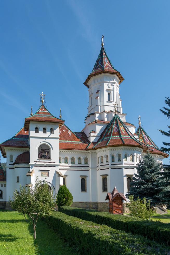 buitenaanzicht van de kathedraal van de veronderstelling in campulung moldovenesc transsylvanië roemenië op 18 september 2018 foto