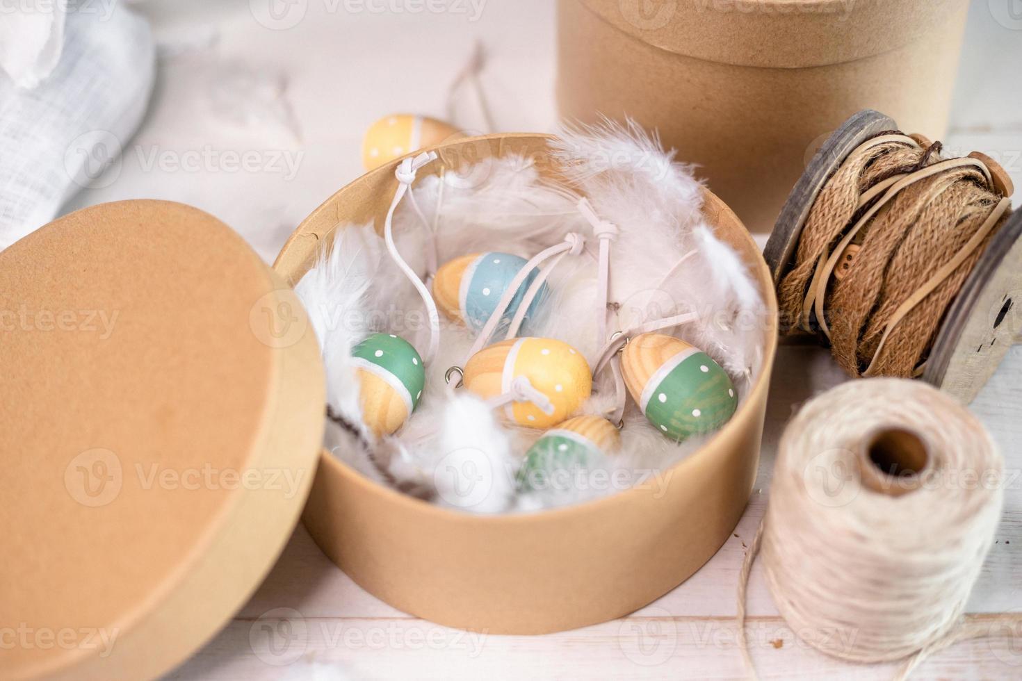 stijlvolle doos met schattige houten versierde eieren voor Pasen. paascadeau voor decoratie foto