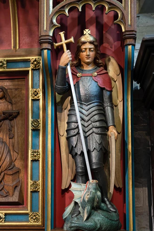 houten standbeeld van george die de draak doodt in st swithuns kerk, oost grinstead, west sussex op 28 maart 2022 foto