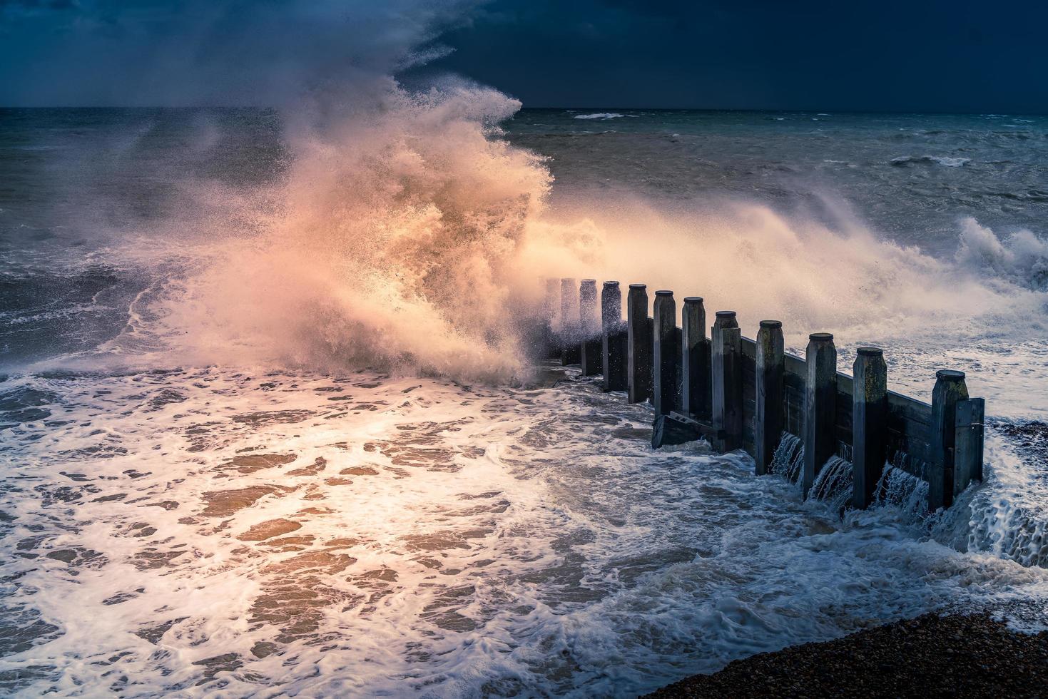 staart einde van storm Brian racet langs de kust van Eastbourne in East Sussex op 21 oktober 2017 foto