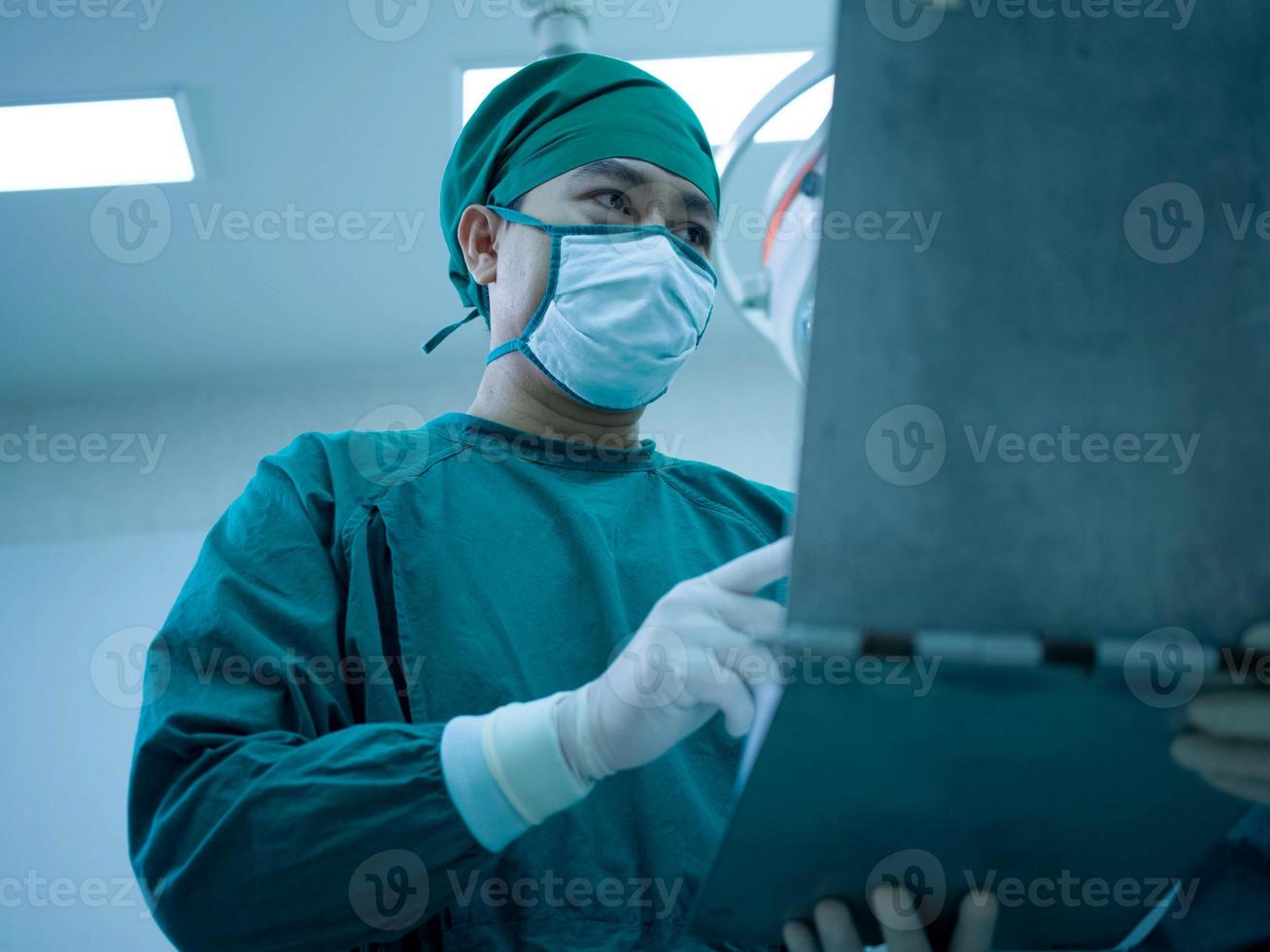 ziekenhuis kliniek laboratorium operatie eerste hulp afdeling arts verpleegster wetenschapper man kijk naar rapport. man draag masker wijst vinger informatie behandeling gezondheidszorg covid-19 ziek ziek corona virus foto