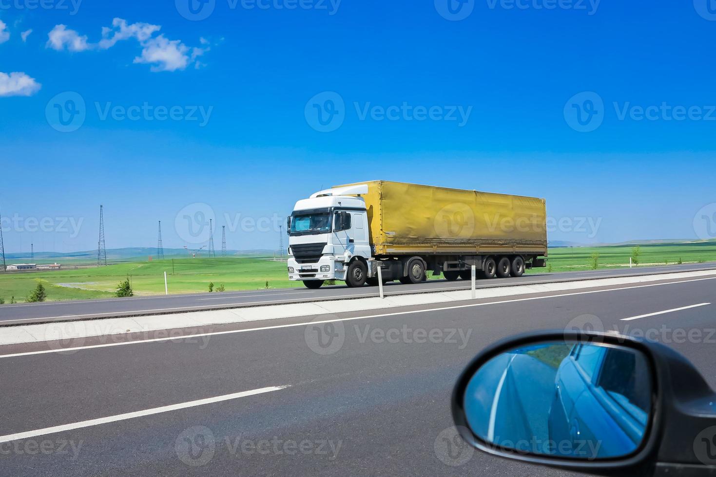 vrachtwagen op de weg foto