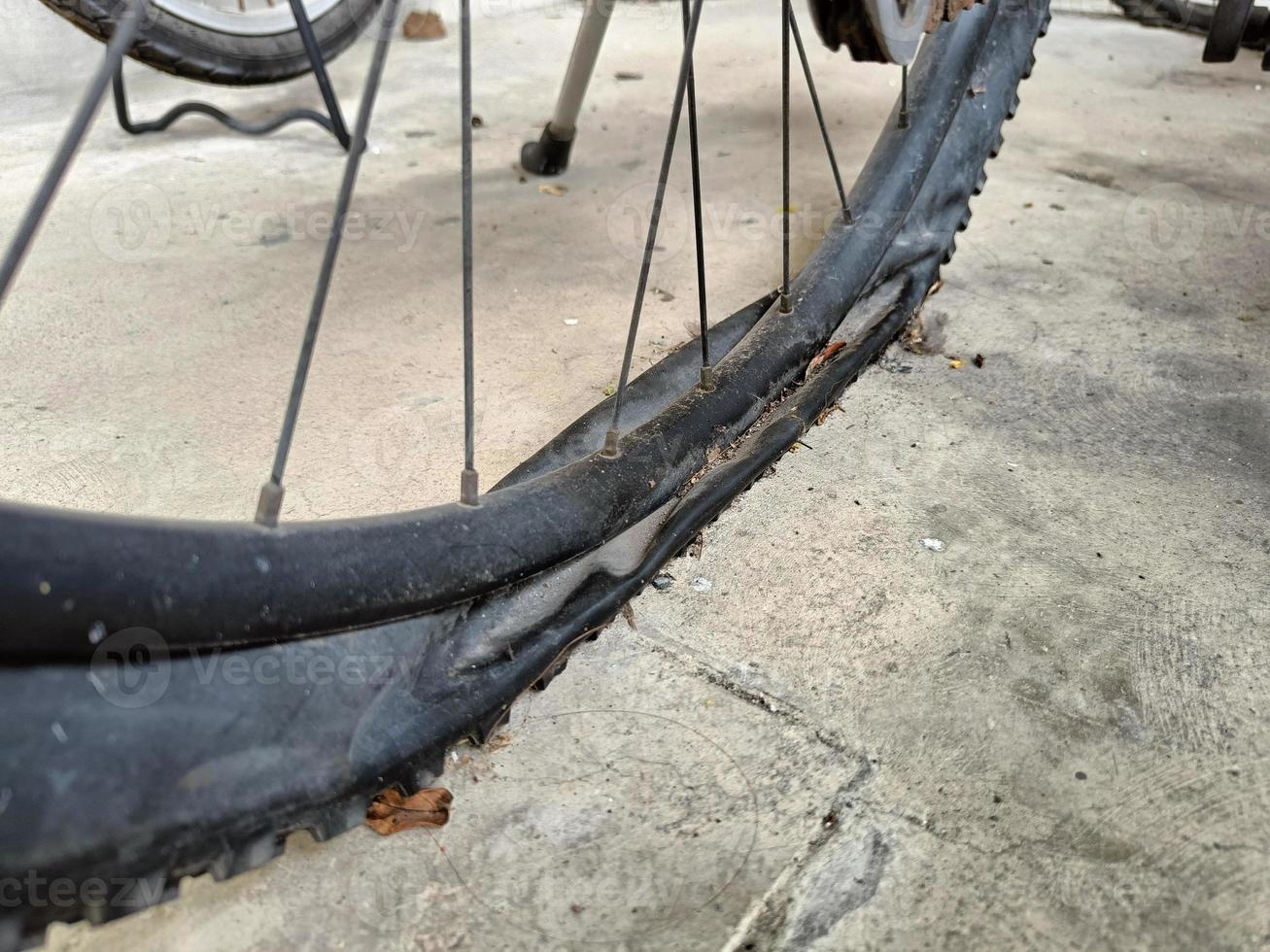 platte oude stoffige fietsband op de grond foto