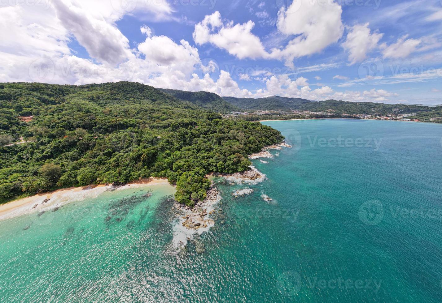 panorama landschap natuur uitzicht vanaf drone camera. luchtfoto van de kust in phuket thailand. prachtige zee in de zomer zonnige dagtijd foto