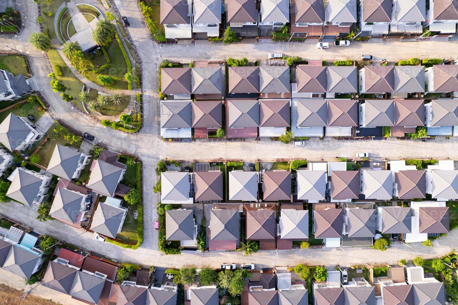 nieuwbouw vastgoed. Luchtfoto van woonhuizen en opritten in de buurt tijdens een herfstzonsondergang of zonsopgang. Strak verpakte huizen. Top-down uitzicht over privé-huizen in Phuket, Thailand foto