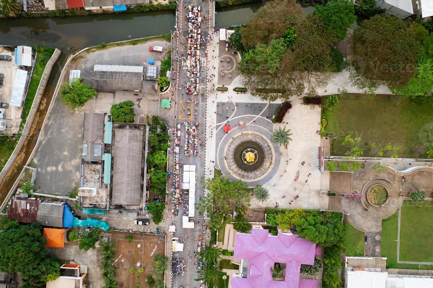 luchtfoto drone vliegt over phuket stad thailand.drone over een straat avondmarkt op zondag in phuket stad en toeristen wandelen winkelen in oude straat vol met lokale verkopers die eten en kleding verkopen foto