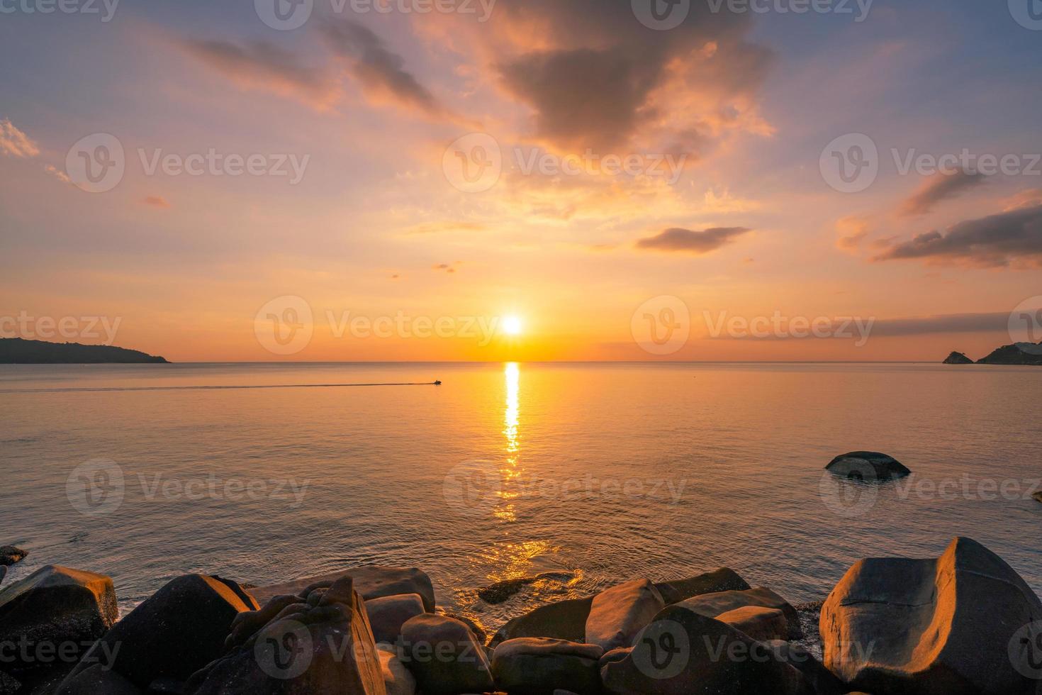 landschap lange blootstelling van majestueuze wolken in de lucht zonsondergang of zonsopgang boven zee met reflectie in de tropische zee prachtig zeegezicht landschap verbazingwekkend licht van de natuur zonsondergang foto