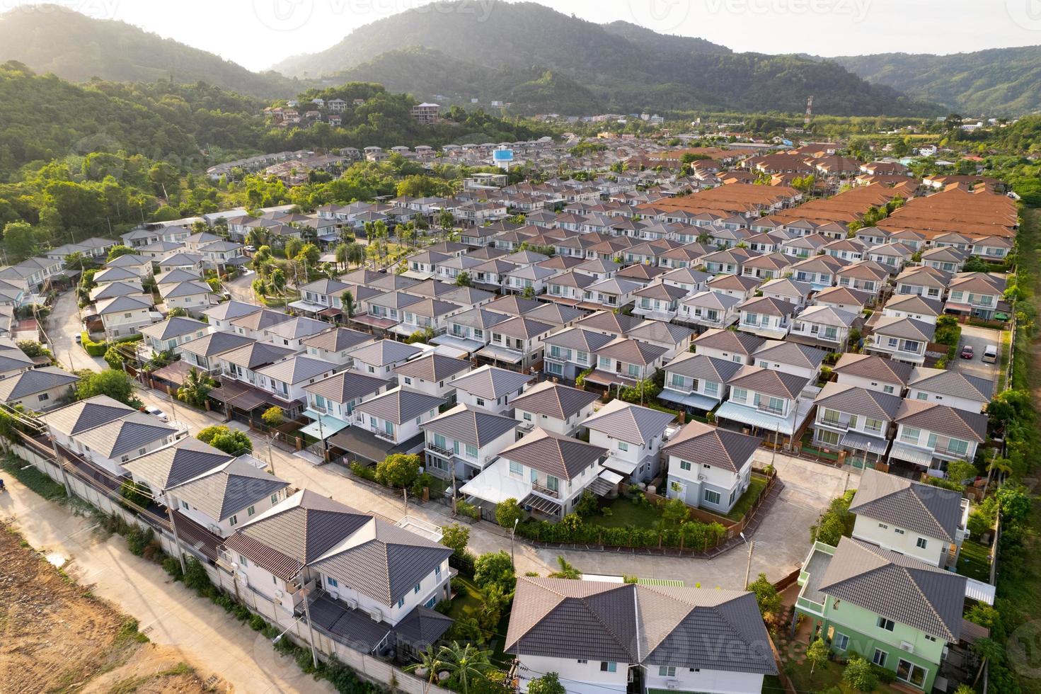 nieuwbouw vastgoed. luchtfoto van woonhuizen en opritten tijdens een herfstzonsondergang of zonsopgang. dicht op elkaar gepakte huizen. bovenaanzicht over privé huizen in phuket thailand foto