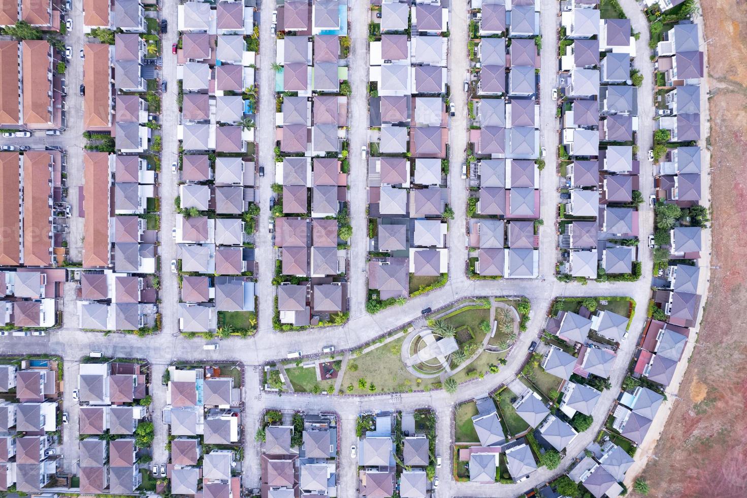 nieuwbouw vastgoed. Luchtfoto van woonhuizen en opritten in de buurt tijdens een herfstzonsondergang of zonsopgang. Strak verpakte huizen. Top-down uitzicht over privé-huizen in Phuket, Thailand foto