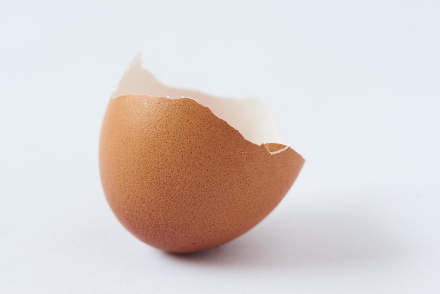 gebroken eierschaal op witte achtergrond foto