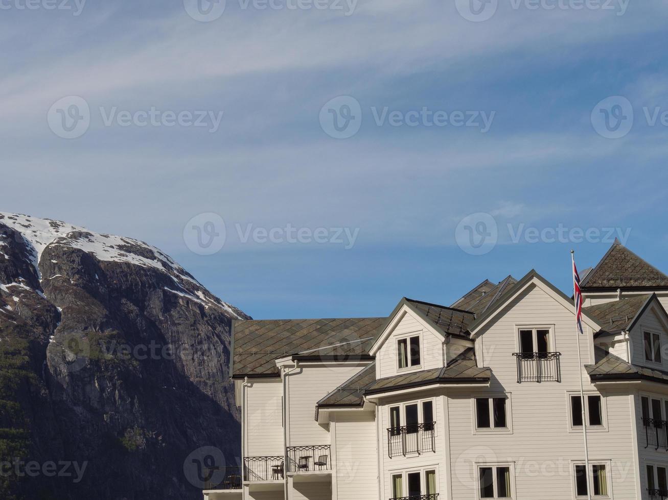 het kleine dorpje eidfjord in de noorse hardangerfjord foto