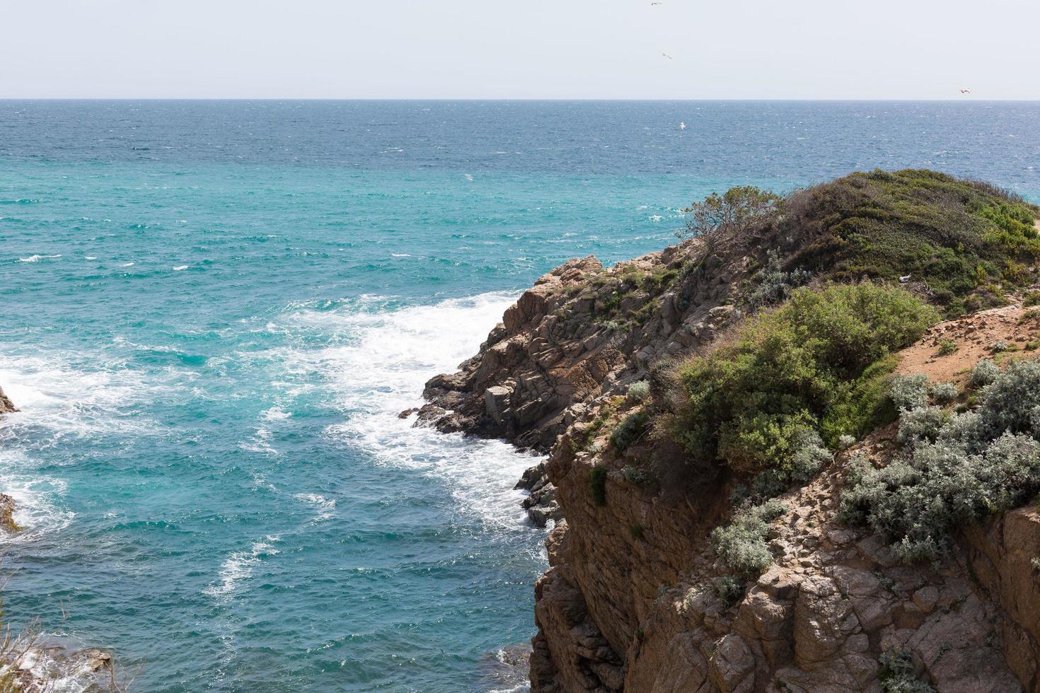 rotsen en kliffen aan de costa brava in de middellandse zee in het noorden van catalonië, spanje. foto