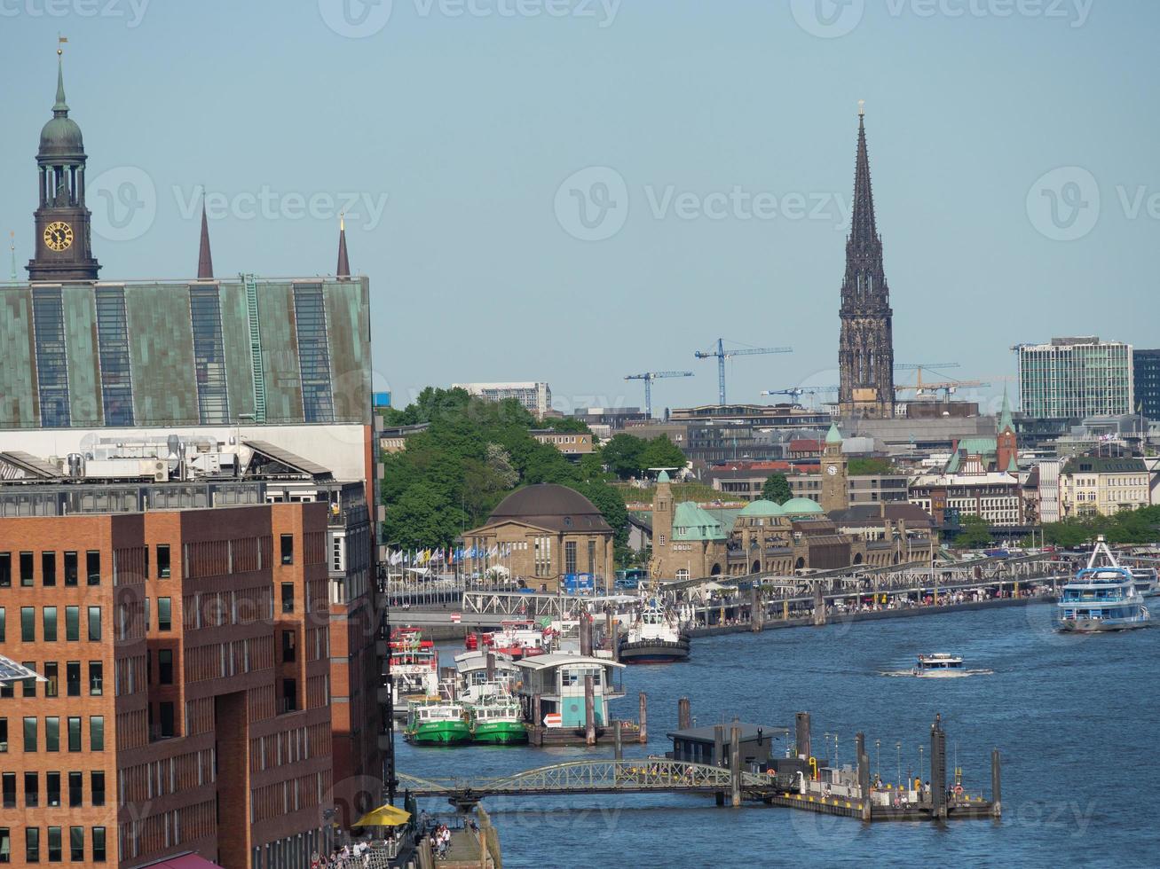 de stad hamburg en de rivier de elbe foto