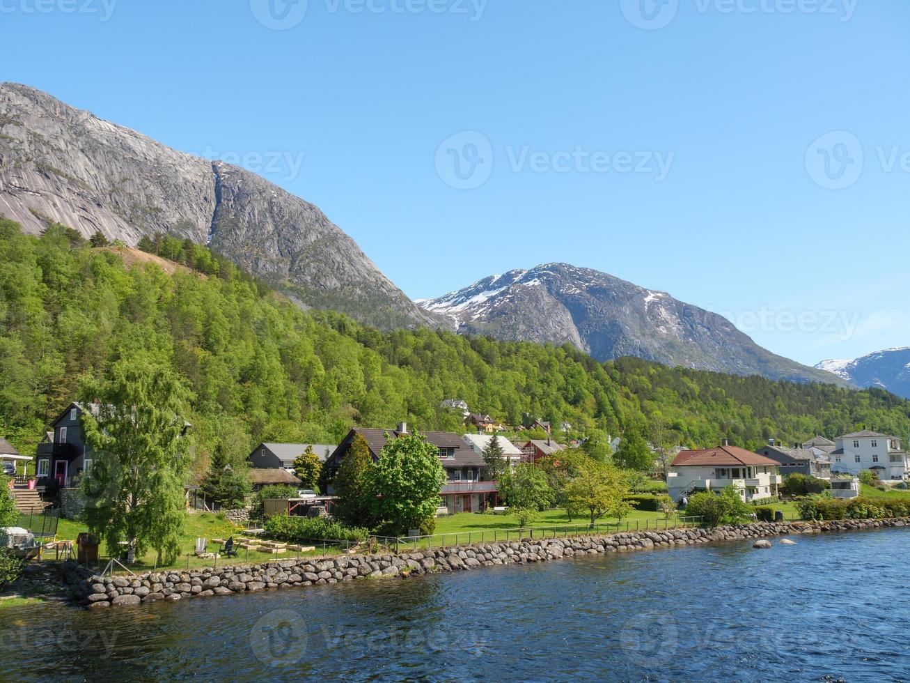 het kleine dorpje eidfjord in de noorse hardangerfjord foto