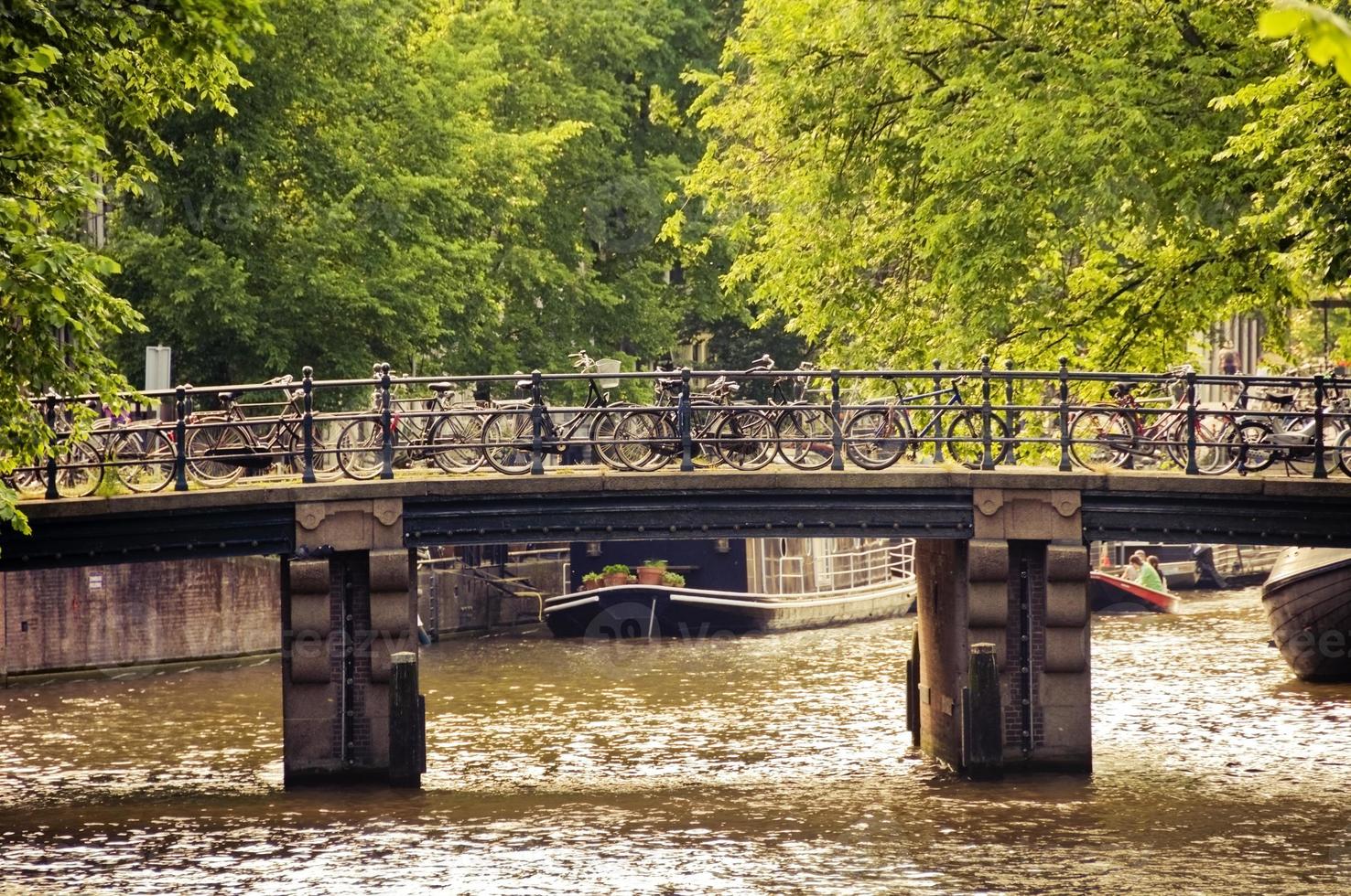 fietsen op een brug in amsterdam foto