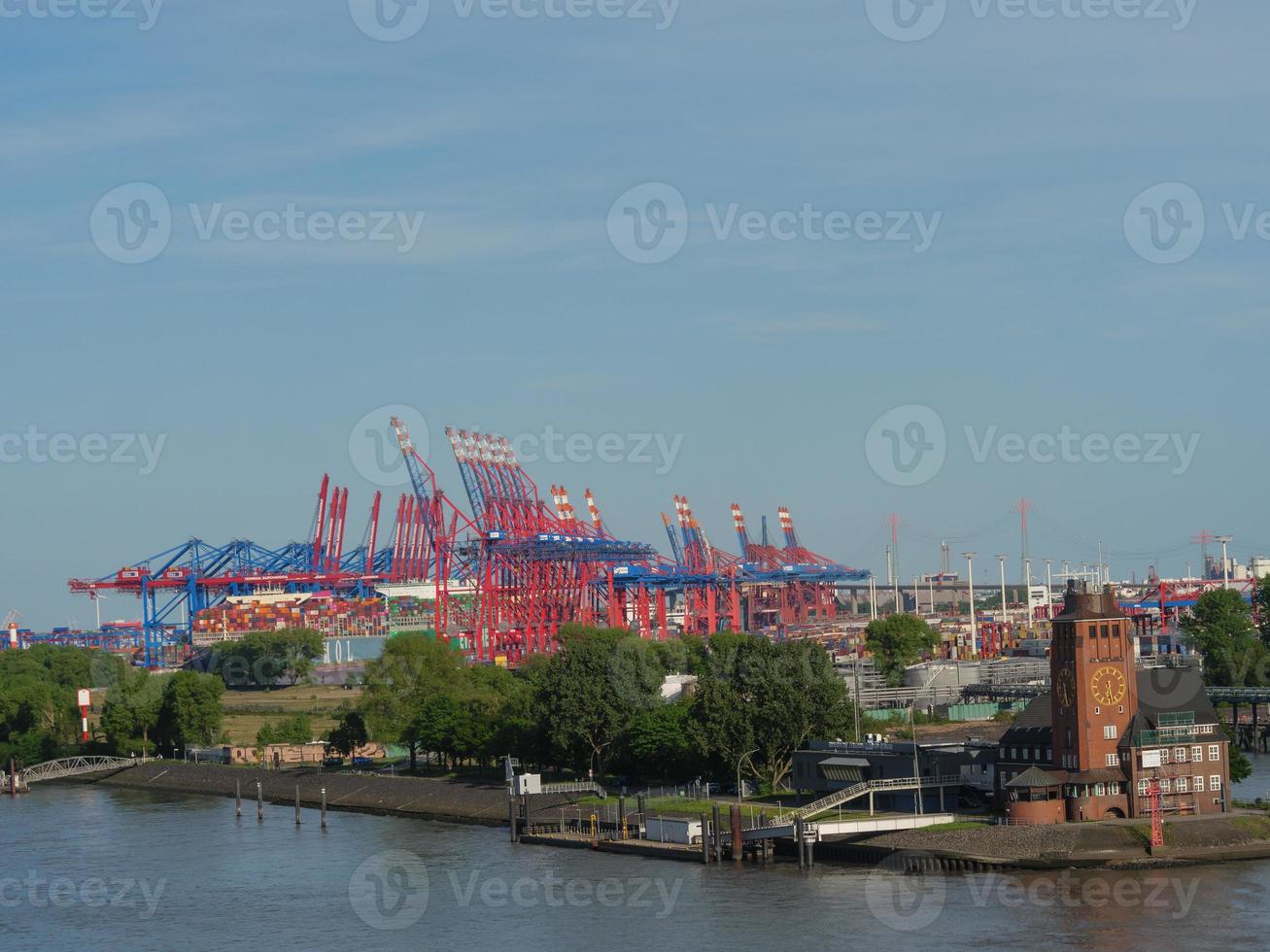 de stad hamburg en de rivier de elbe foto