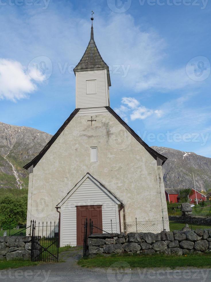 het kleine dorpje eidfjord in de noorse hardangerfjord foto