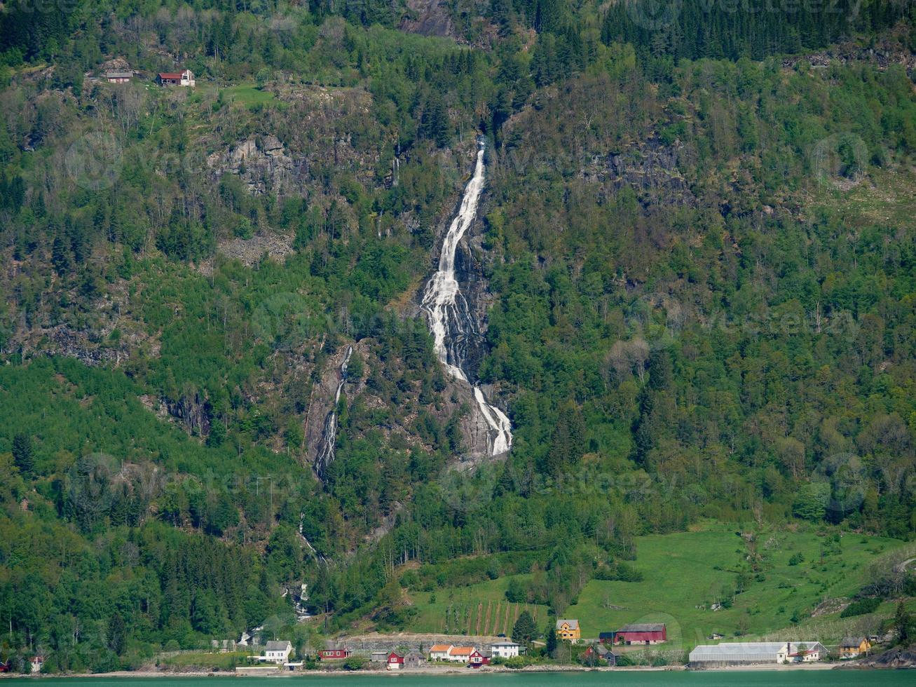 het kleine dorpje eidfjord in de noorse hardangerfjord foto