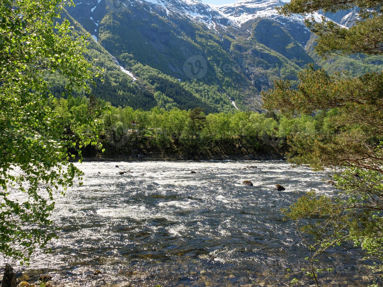 het kleine dorpje eidfjord in de noorse hardangerfjord foto