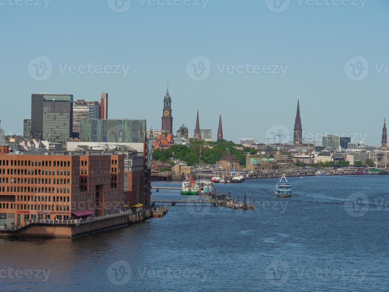 de stad hamburg en de rivier de elbe foto