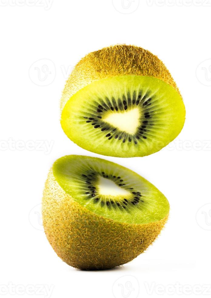kiwi's op witte achtergrond foto
