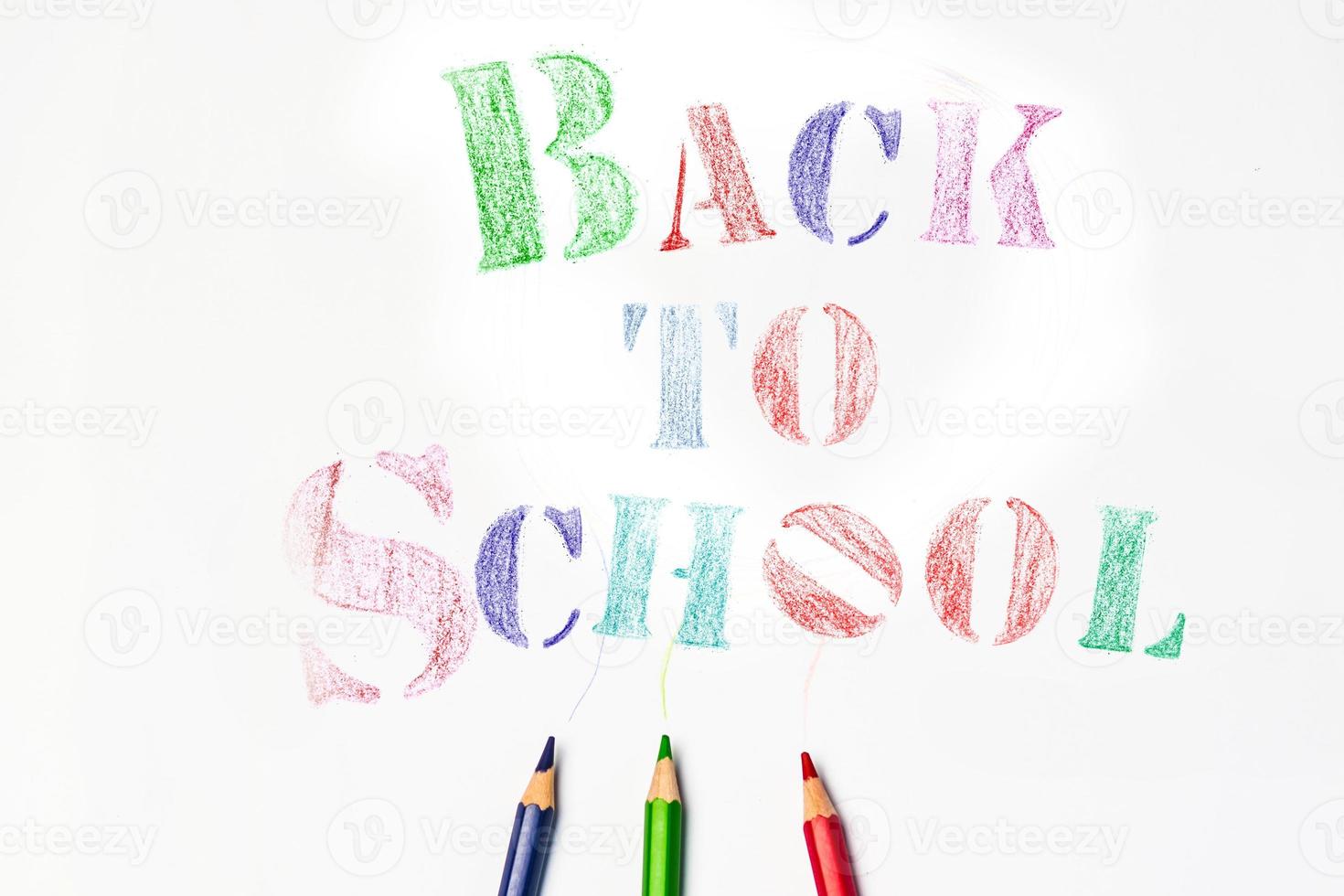bovenaanzicht bannerbericht terug naar school met kleurpotlooditems voor de school op witte achtergrond foto