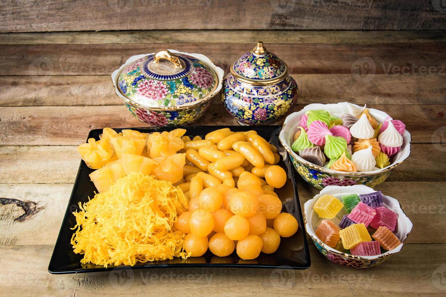 thais dessert of thais dessert met unieke kenmerken, felle kleuren en verschillende smaken de kunst van het maken van thaise desserts is van generatie op generatie doorgegeven. foto