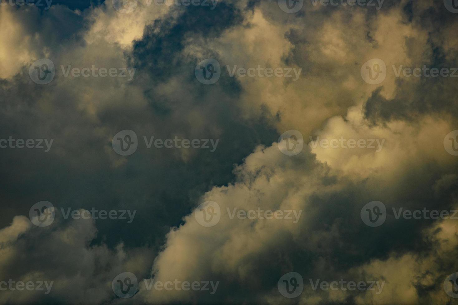 de lucht is vol dichte wolken foto