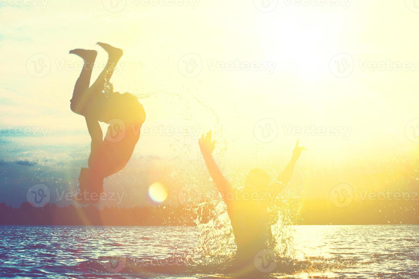 groep vrienden die plezier hebben op het strand. foto