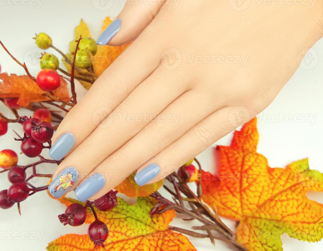 jonge mooie vrouw handen met elegante manicure foto