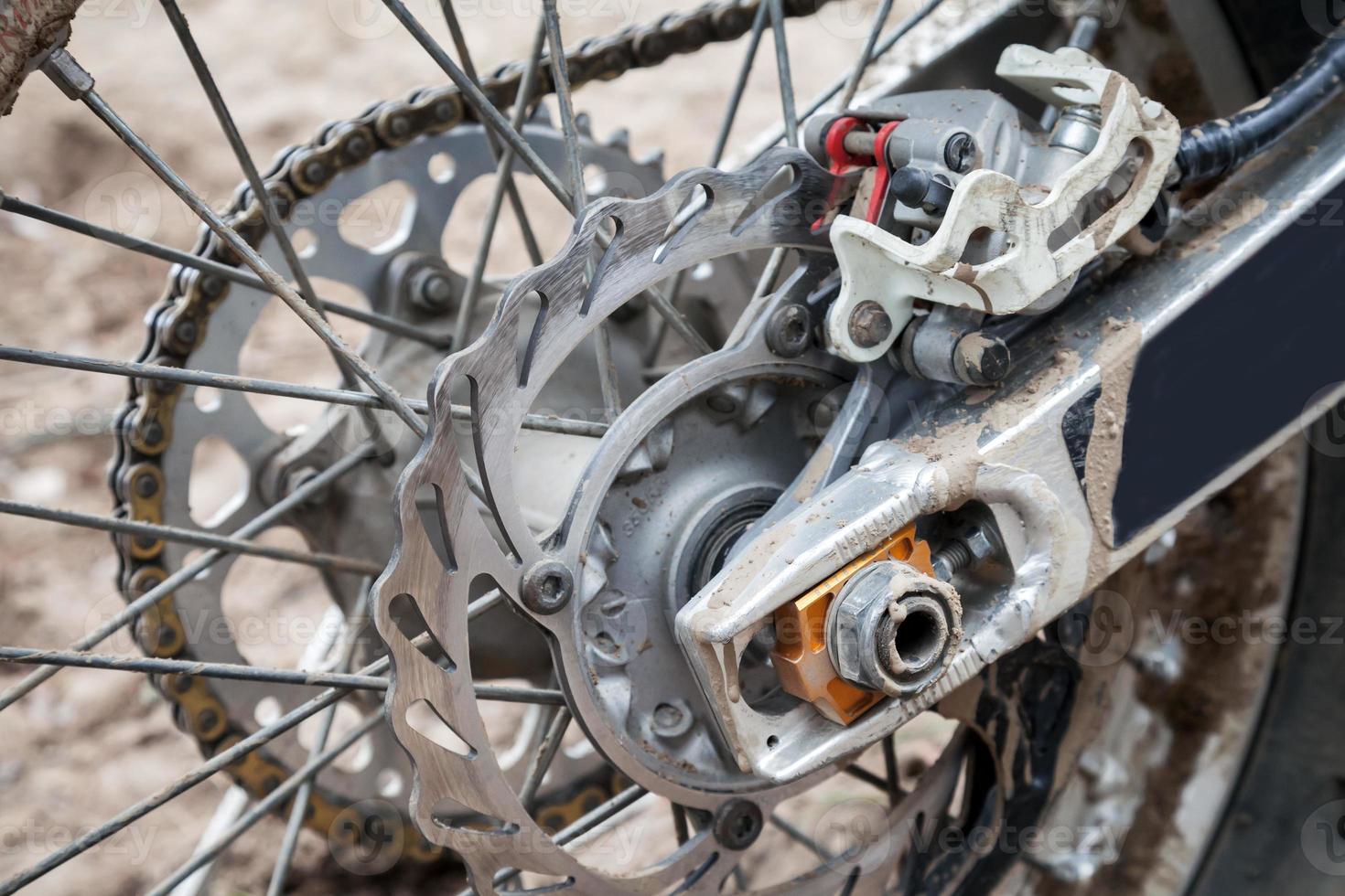 close-up fragment van achter sport motorcross fietswiel met rem foto
