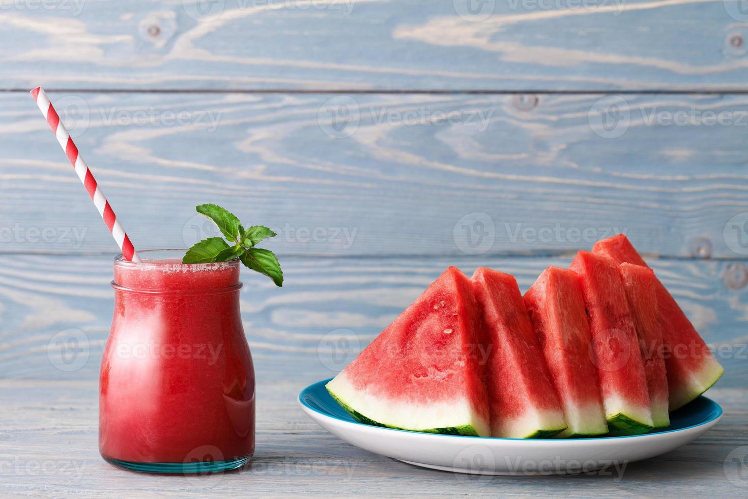 watermeloen smoothie en een bord met stukjes foto