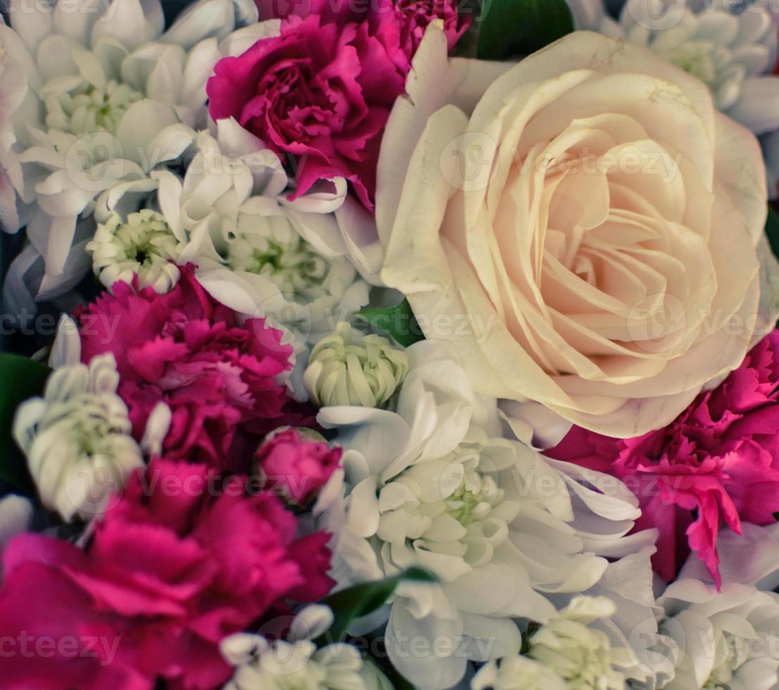 prachtig boeket gemengde bloemen van chrysanten, kruidnagel en rozen foto