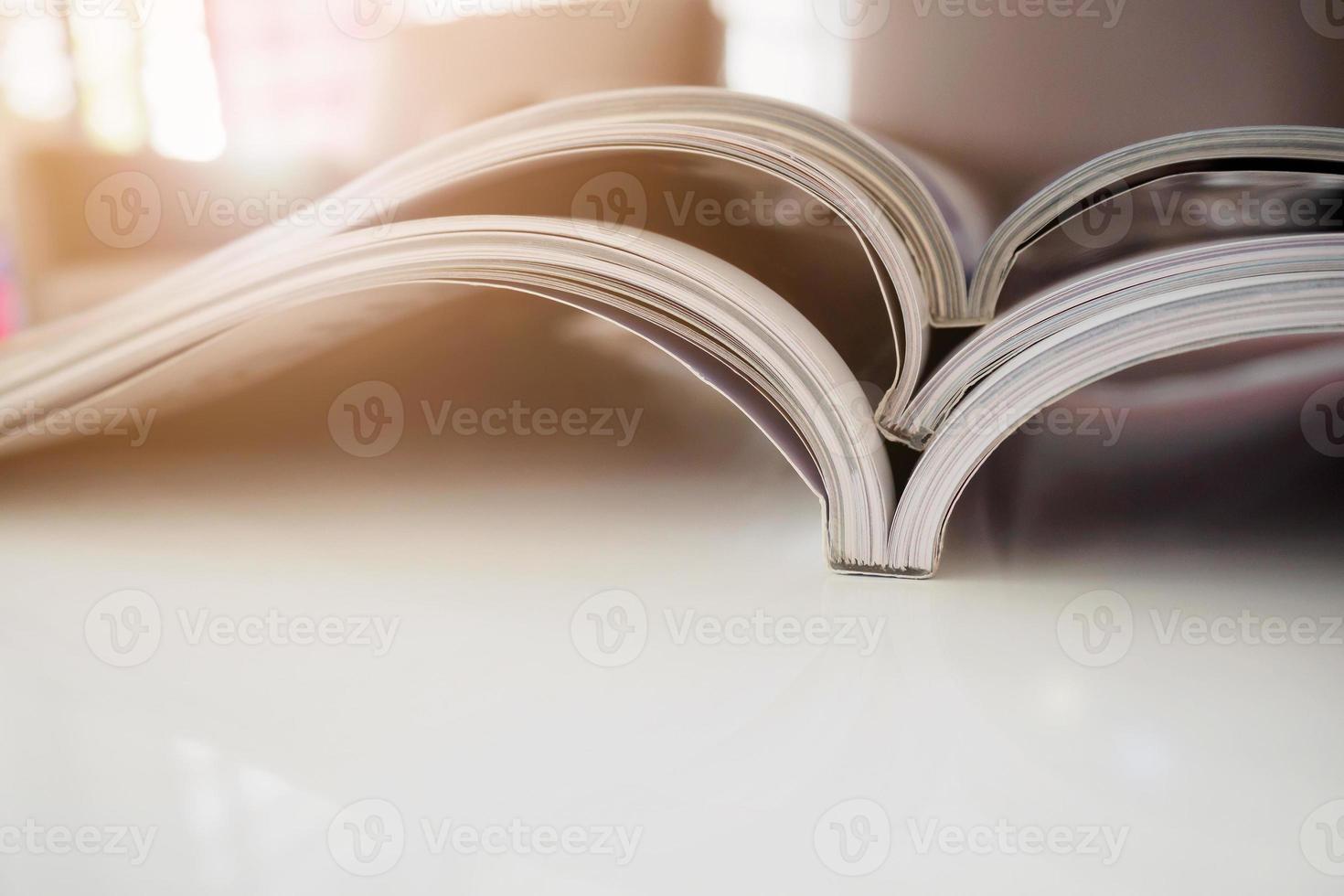 stapel tijdschriften stapelen op witte tafel in woonkamer foto