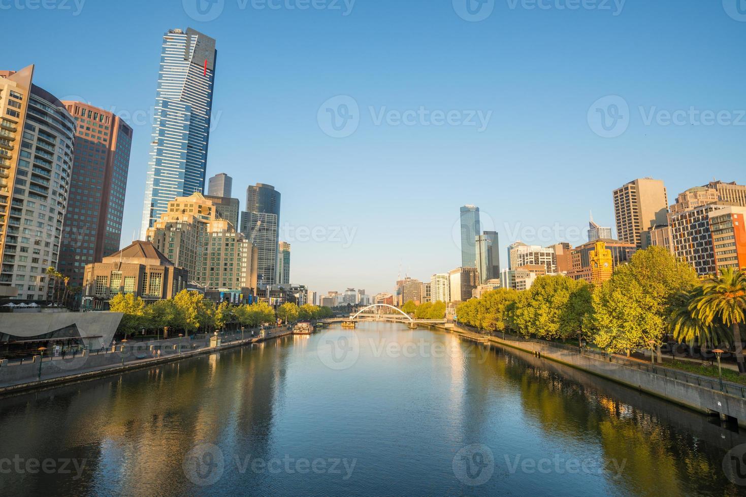 stadsgezicht van de stad melbourne met de yarra rivier die door de stad loopt. melbourne city cbd een van de meest leefbare steden ter wereld van australië. foto