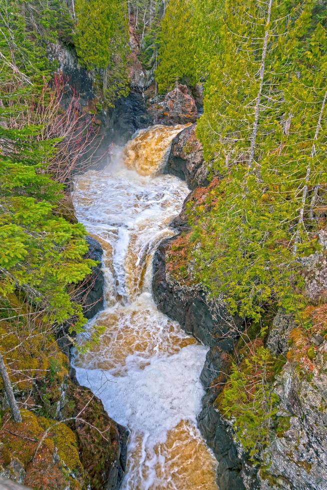 kuil watervallen in een rotsachtige kloof foto