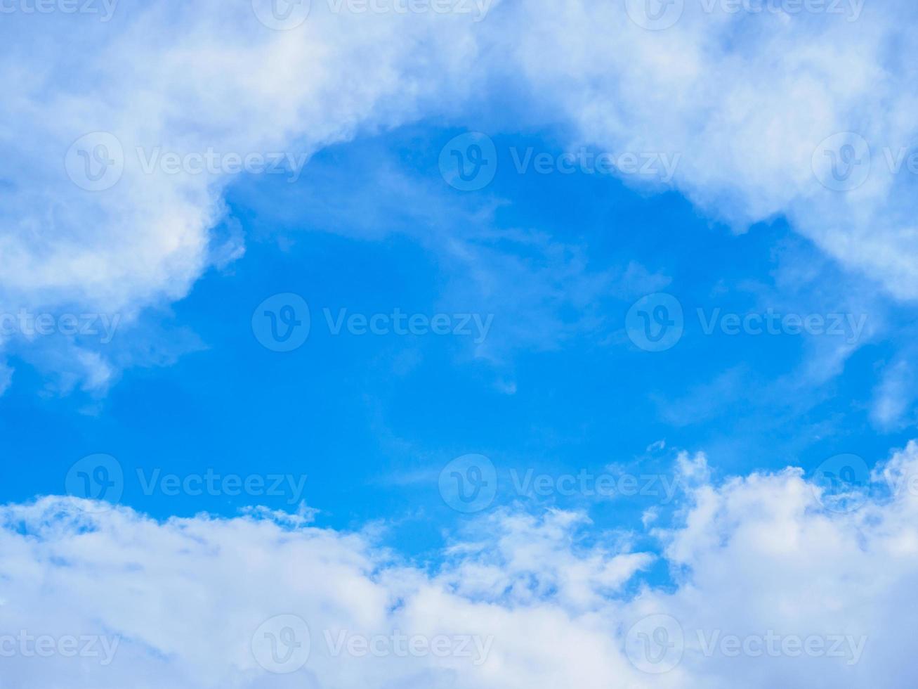 blauwe lucht met wolken natuur abstracte achtergrond foto