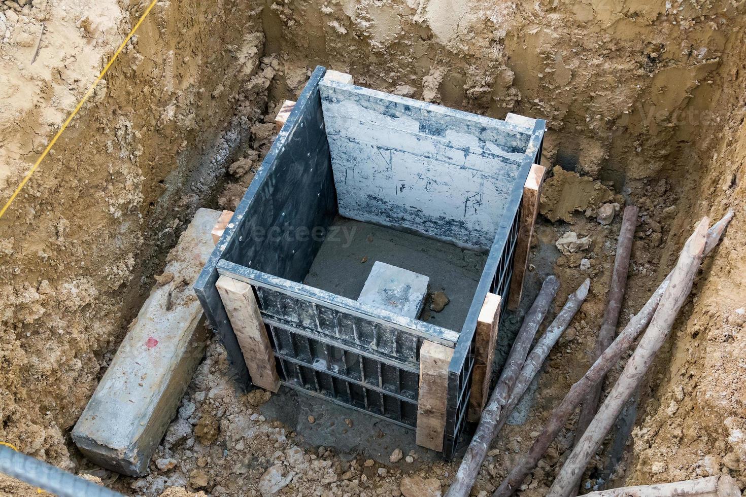 betonnen paal in bekistingsframe voor het bouwen van een fundering voor woningbouw foto