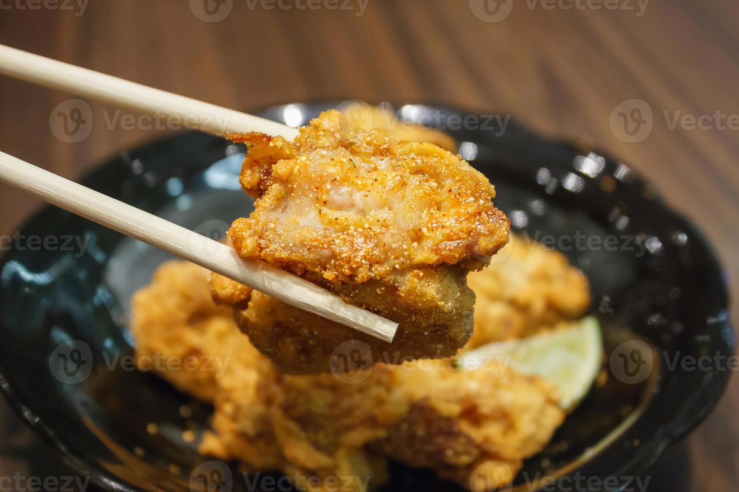 gebakken kip Japanse stijl in eetstokjes foto