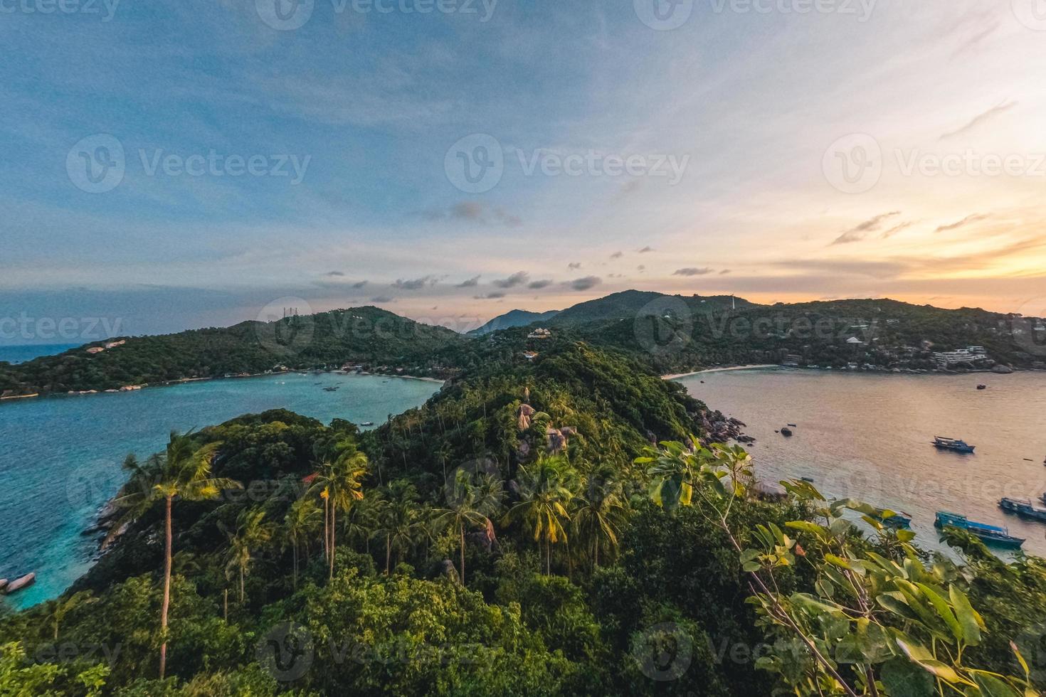 zomers zeezicht op een tropisch eiland foto